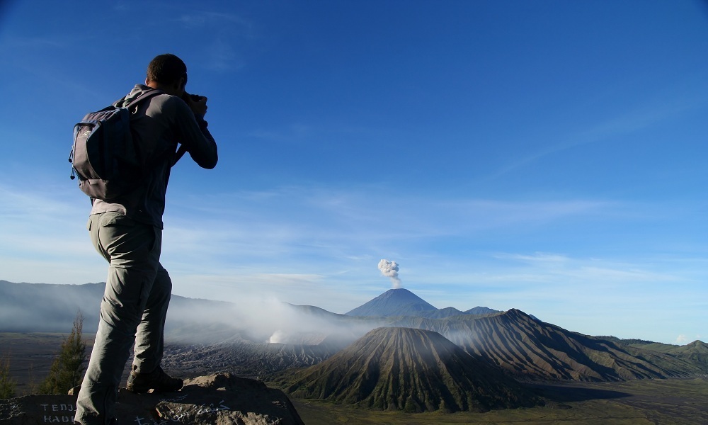 Описание: C:\Users\Inna\Desktop\Фото Индонезия\bromo mountain\Trekker taking photo of Gunung Bromo volcano Indonesia.jpg